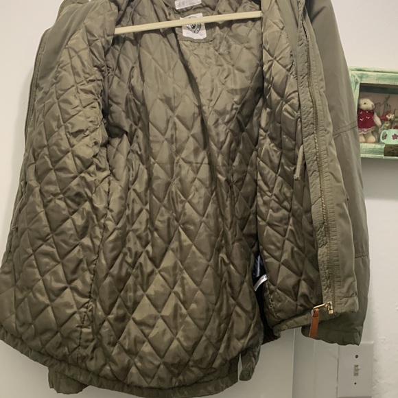 H &. M COAT Green It has a hat the snaps on and off. Perfect condition Looks new - Picture 4 of 6